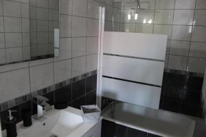 Et badeværelse på Charmant T1 Annecy velos parking prive + 18 billeder