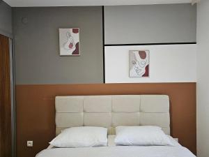 Un pat sau paturi într-o cameră la DeLux apartman Eleni rooms