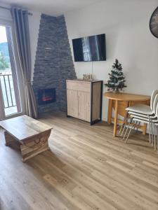 Μια τηλεόραση ή/και κέντρο ψυχαγωγίας στο Studio 4 pers Aux Angles +10 φωτογραφίες