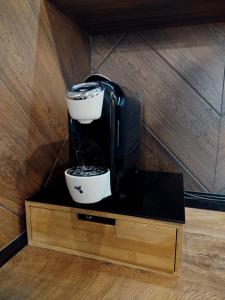 eine Kaffeemaschine auf einem Holzständer in der Unterkunft DeLux apartman Eleni rooms in Vrnjačka Banja + 6 Fotos