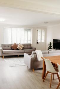 Posezení v ubytování 54 Oberon Street