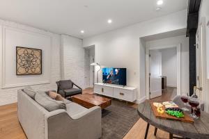 una sala de estar con un sofá y una mesa en The Saddlery - Spotlight - 2 Min Walk to Broadway, en Nashville