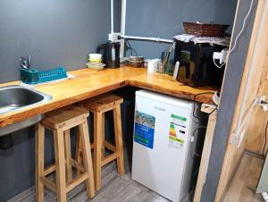 a kitchen with a counter top and a refrigerator at Dos Charitos in El Chalten