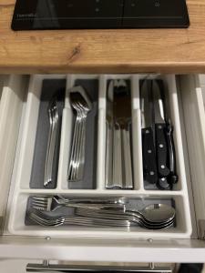 Kuchyň nebo kuchyňský kout v ubytování STN Royale Suite - Ferienwohnung with 4 Bedrooms, 8 Big Beds, Parkplatz & Balkon, Highspeed WLAN, Netflix Premium, Zentral zu Audi & Schwarz Gruppe