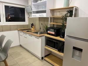 Kuchyň nebo kuchyňský kout v ubytování STN Royale Suite - Ferienwohnung with 4 Bedrooms, 8 Big Beds, Parkplatz & Balkon, Highspeed WLAN, Netflix Premium, Zentral zu Audi & Schwarz Gruppe + 23 fotografií