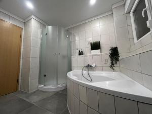 Koupelna v ubytování STN Royale Suite - Ferienwohnung with 4 Bedrooms, 8 Big Beds, Parkplatz & Balkon, Highspeed WLAN, Netflix Premium, Zentral zu Audi & Schwarz Gruppe