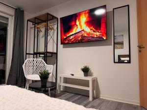 TV a/nebo společenská místnost v ubytování STN Royale Suite - Ferienwohnung with 4 Bedrooms, 8 Big Beds, Parkplatz & Balkon, Highspeed WLAN, Netflix Premium, Zentral zu Audi & Schwarz Gruppe