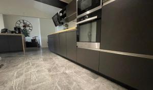a kitchen with a tv and a counter top at Appartement en hyper-centre in Figeac