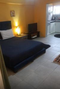 Postel nebo postele na pokoji v ubytování Small functional and impeccable loft facing the sea