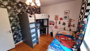 una camera da letto con un letto a castello e una scrivania di Pirttikotka ad Autti