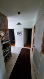 una camera con corridoio e tappeto sul pavimento di Pirttikotka ad Autti