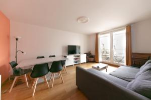 Μια τηλεόραση ή/και κέντρο ψυχαγωγίας στο Appartement vue sur Lac proche métro