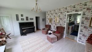 un soggiorno con un divano e un pianoforte di Pirttikotka ad Autti