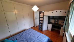 una piccola camera da letto con un letto e una scrivania di Pirttikotka ad Autti