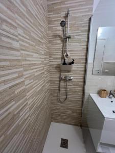 キエーティにあるB&B Sayonaraのシャワーと洗面台付きのバスルーム