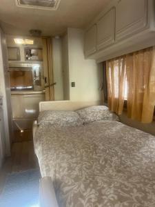 Ένα ή περισσότερα κρεβάτια σε δωμάτιο στο Rent a BlueClassics 's Campervan le Voyageur In Algarve au Portugal