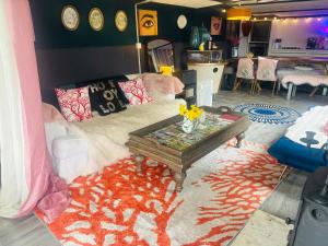 Χώρος καθιστικού στο Outlook farm cabin firepit