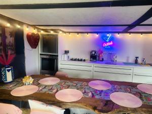 Φωτογραφία από το άλμπουμ του Outlook farm cabin firepit σε Hertford