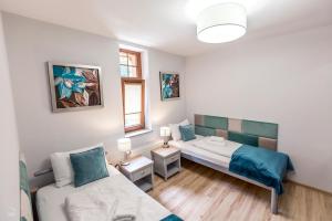 a small bedroom with a bed and a couch at Apartament 41 w Willi Józefina, parking w cenie! MBnoclegi in Szklarska Poręba