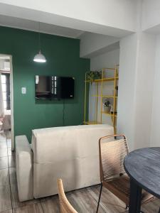 Depto San Lorenzo y Alberdi في سان ميغيل دي توكومان: غرفة معيشة بها أريكة وطاولة