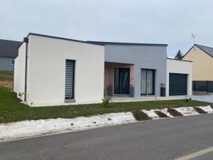 ein weißes Haus am Straßenrand in der Unterkunft Studio indépendant Sdb privée 