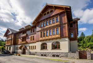 a large wooden building with a roof at Apartament 41 w Willi Józefina, parking w cenie! MBnoclegi in Szklarska Poręba