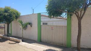un mur blanc avec un portail et un escalier. dans l'établissement Casa ou Quartos, à Surubim