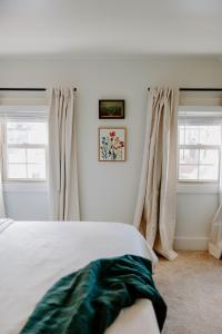 ein Schlafzimmer mit einem Bett und zwei Fenstern in der Unterkunft Bird-in-Hand Haven in Bird in Hand + 50 Fotos