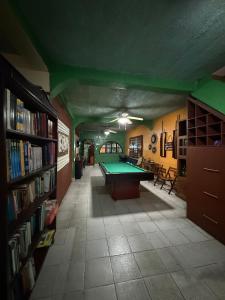 Knihovna v hostelu