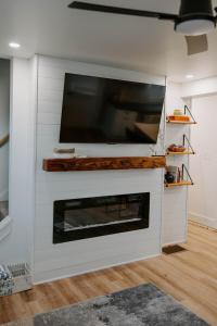 ein Wohnzimmer mit einem TV über einem Kamin in der Unterkunft Bird-in-Hand Haven in Bird in Hand