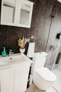 Koupelna v ubytování 54 Oberon Street + 17 fotografií