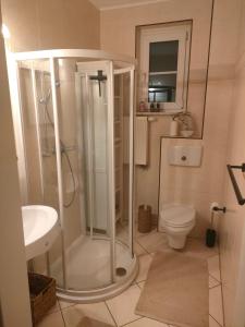 ein Badezimmer mit Dusche, Toilette und Waschbecken in der Unterkunft Ferienwohnung- zwischen Stadt&Spreewald in Cottbus + 11 Fotos