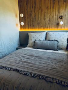 une chambre avec un grand lit avec une tête de lit en bois dans l'établissement Rabczański Taras, à Rabka-Zdrój