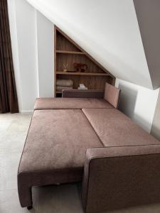 une chambre avec un grand lit dans un grenier dans l'établissement Rabczański Taras, à Rabka-Zdrój