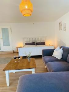 ein Wohnzimmer mit einer Couch und einem Bett in der Unterkunft Ferienwohnung Am Steinberg in Nauendorf