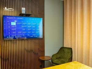 Camera con TV, sedia e tavolo di LuxApart 9, Lublin, Stare Miasto, Plac Zamkowy a Lublino