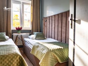 due letti in una piccola stanza con una finestra di LuxApart 9, Lublin, Stare Miasto, Plac Zamkowy a Lublino