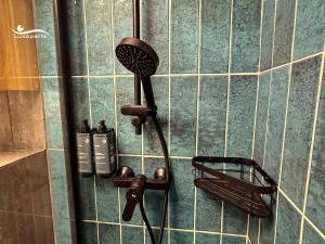 una doccia con asciugacapelli appeso a un muro di LuxApart 9, Lublin, Stare Miasto, Plac Zamkowy a Lublino Altre 13 foto