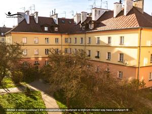 un grande edificio con una fila di tetti di LuxApart 9, Lublin, Stare Miasto, Plac Zamkowy a Lublino