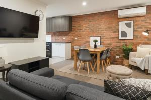 un salon avec un canapé et une table dans l'établissement The Heritage Bendigo, à Bendigo