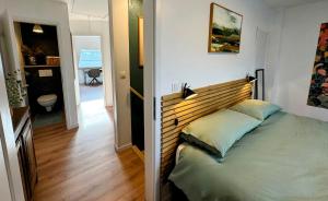 a bedroom with a bed with a wooden headboard at Le BrasÔvert in Bras