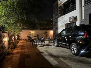 Ein schwarzer Geländewagen parkte nachts vor einem Gebäude. in der Unterkunft Holiday One Hotel & Suites in Karatschi