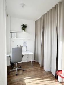 un bureau avec un bureau et une chaise dans la chambre dans l'établissement FRENCHCORNER apartment, à Brno