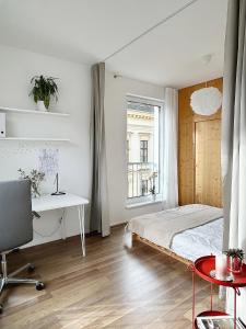 une chambre avec un lit, un bureau et une fenêtre dans l'établissement FRENCHCORNER apartment, à Brno