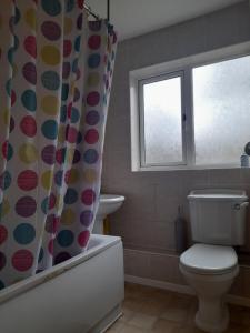 Ένα μπάνιο στο A Four Bedroom House +8 φωτογραφίες