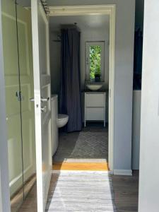 Koupelna v ubytování Tiny House By Sandy Beach Near Gothenburg + 10 fotografií