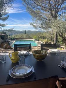 un tavolo con un piatto di cibo sopra di Villa Berger a Mollans-sur-Ouvèze