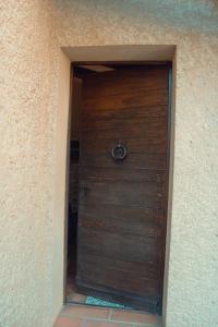 porta in legno nel corridoio di un edificio di Villa Berger a Mollans-sur-Ouvèze Altre 28 foto