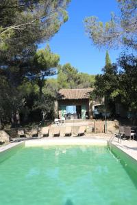 una piscina con sedie e una casa di Villa Berger a Mollans-sur-Ouvèze