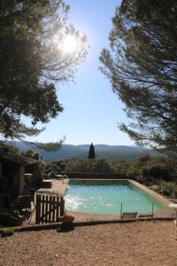 una piscina in mezzo a un cortile di Villa Berger a Mollans-sur-Ouvèze